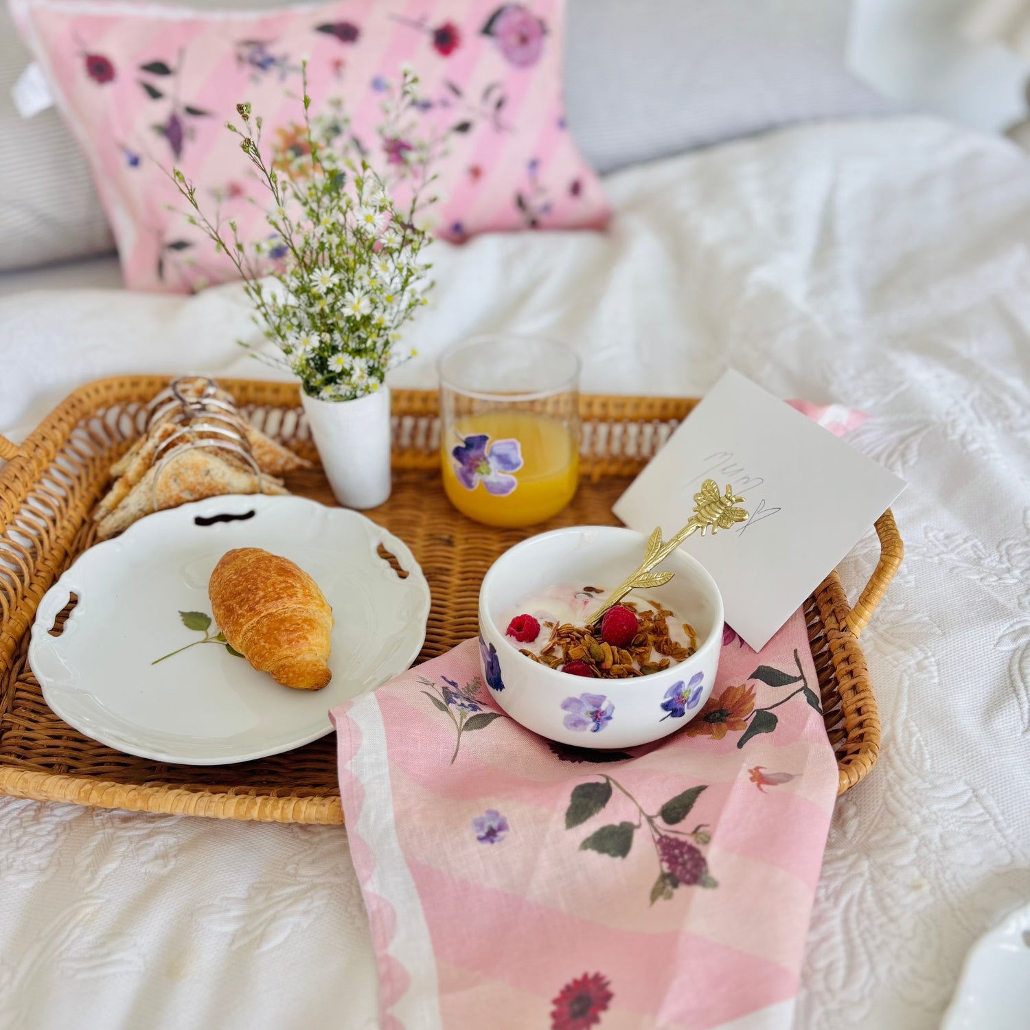 100% linen napkin perfect for mother's day, a housewarming gift and to add a luxurious feel to your kitchen table and your home